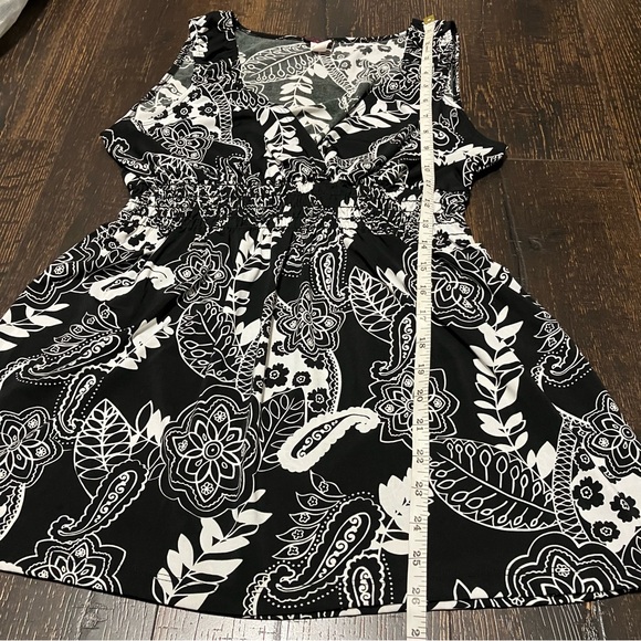 Black & White floral deep plunge sleeveless top - Picture 9 of 9